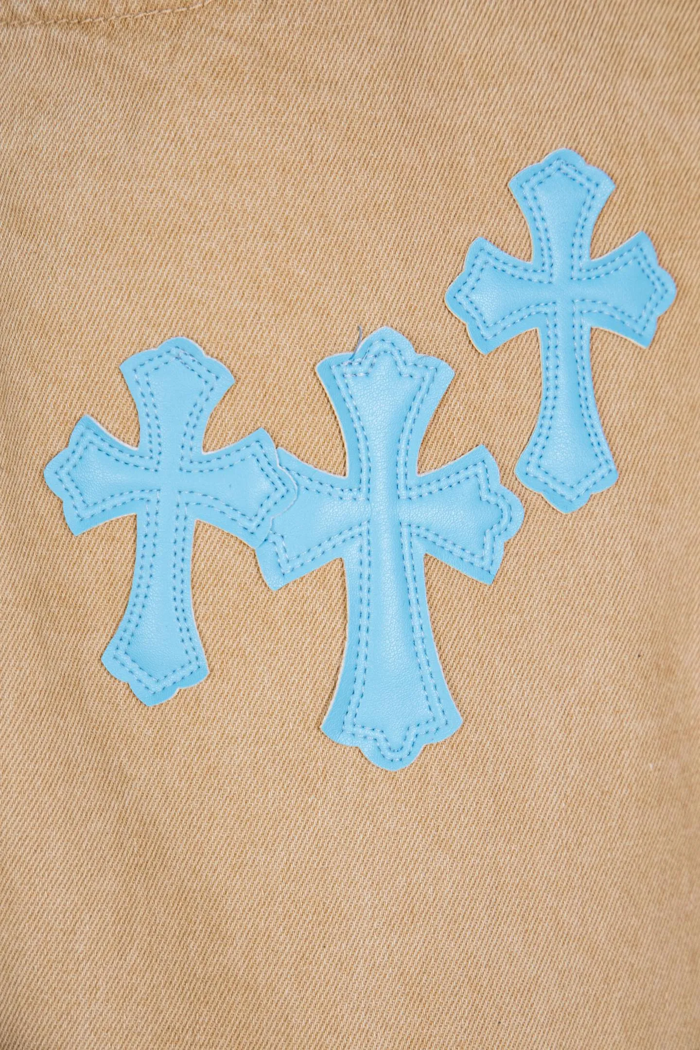 P260 top version CH Chromehearts Miami-limited fluorescent blue cross patch khaki jeans, counter price 34W level, patch cross pattern embellishment, washed jeans! ! An absolutely high-end luxury product, a 1.9W-level god-level single product, a super popular product, made by top heavy industry, a magic weapon that cannot be missed! [About Zangyin] This is an extremely luxurious fashion brand that can also be called the aristocracy of the high street. It has always been an exclusive brand for some hipsters or rich second generations. Compared with ordinary high streets, it is more luxurious and noble. Compared with luxury brands, it is more fashionable and individual. It has always been a brand that I have a special liking for. [Top heavy industry fashion design] Consistently high-street luxury style. Speaking of this style, the Zangyin family and GU family are definitely the leading representative brands. Especially the Zangyin family has really achieved a state-of-the-art effect in creating high-street style. The unique washed material is used to create this style. The color system is already quite eye-catching. After it is decorated with patchwork cross flowers, it cleverly highlights the charm of the brand. Secondly, this style uses classic The high-waist cutting design highlights the long legs and fashionable temperament of the upper body. The brand is highly recognizable and the slim fit configuration is more suitable for daily wear. It is a product that interprets personality, fashion, and specifications at a glance. This single product is enough to make any fan excited. It can be a white T-shirt for a youthful college style, or a tight suspender for a royal style. It has strong matching ability and can be easily controlled by men.  [Materials and craftsmanship] Needless to say, this point goes without saying. As an excellent craftsman brand, Zangyin’s requirements for details and craftsmanship are really perfect. The washed color of this model has gone through so many processes, not to mention the embellishment of denim appliques. It is also purely hand-made and sewn. Just like what they believe in, only hand-made things have soul and have the meaning of wear. A top-notch heavy-duty fashionable denim item, I look forward to your perfect interpretation! !  Color: Khaki Size: 28-34